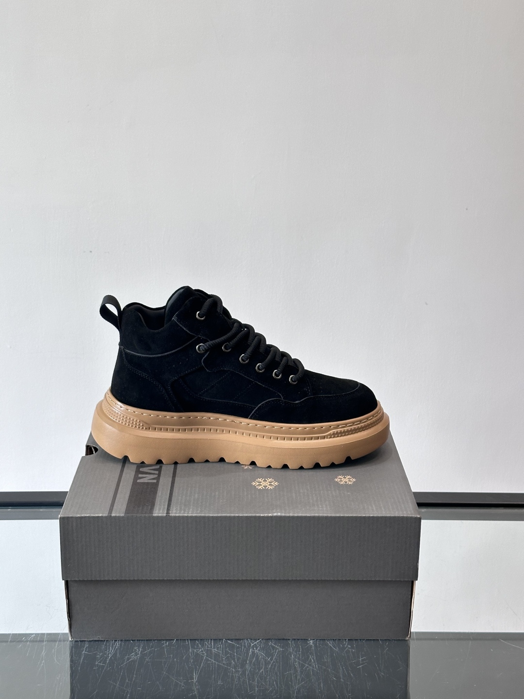 UGG麂皮厚底工装靴，复古英伦风满满，鞋面柔软细腻，手工缝线超有质感。厚底橡胶设计，增高约3cm，防滑耐