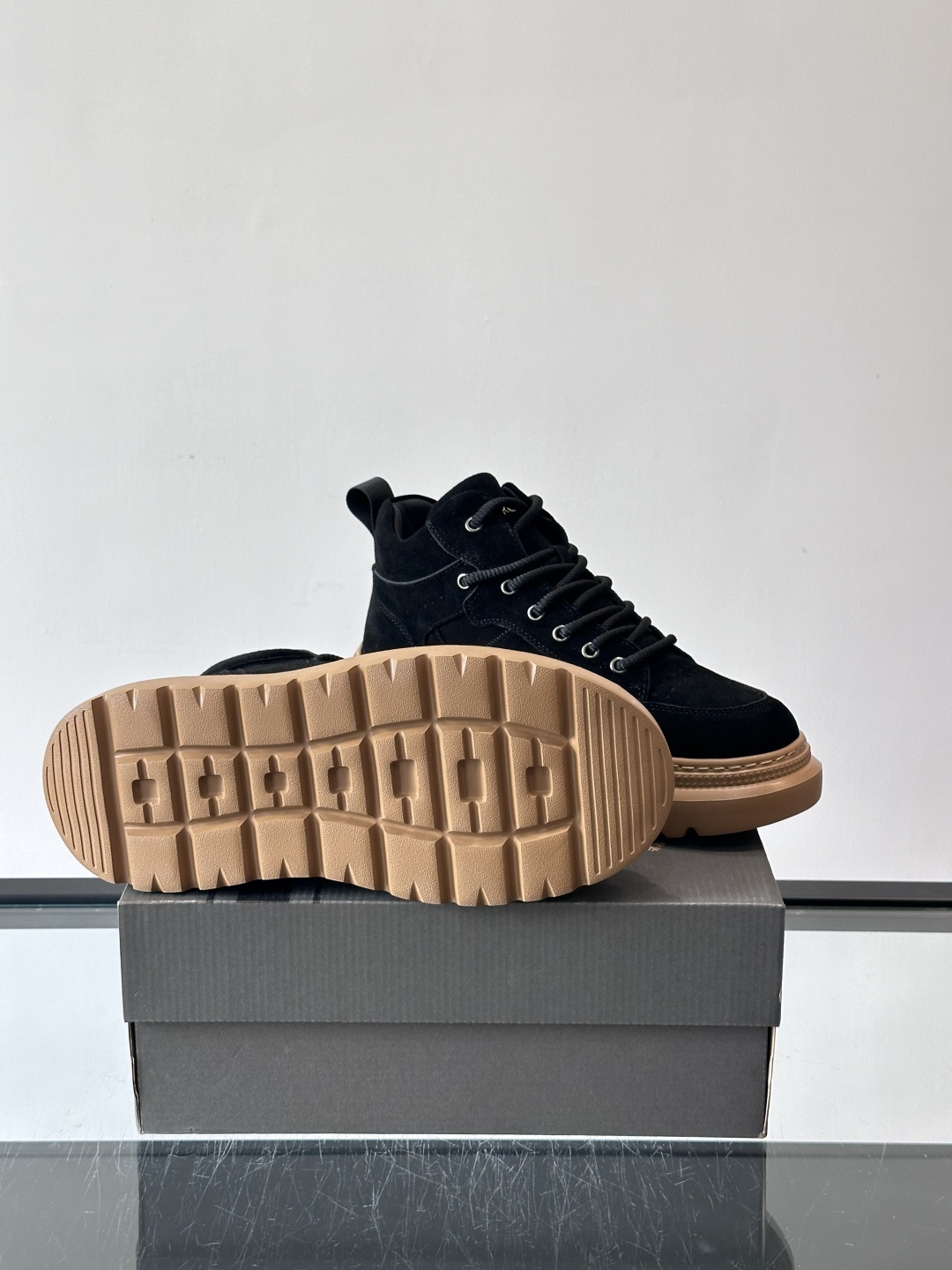 UGG麂皮厚底工装靴，复古英伦风满满，鞋面柔软细腻，手工缝线超有质感。厚底橡胶设计，增高约3cm，防滑耐