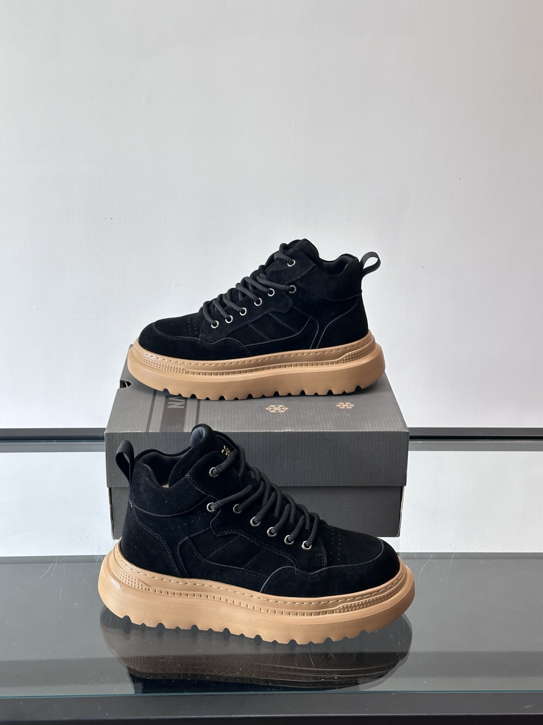 UGG麂皮厚底工装靴，复古英伦风满满，鞋面柔软细腻，手工缝线超有质感。厚底橡胶设计，增高约3cm，防滑耐