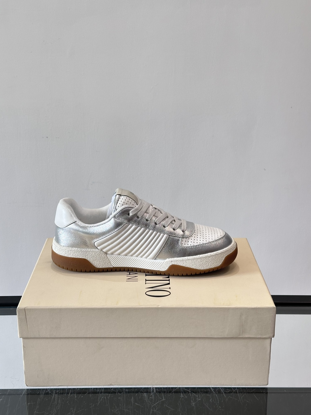 ValentinoFW25新款低帮运动鞋，融合滑板元素，光滑皮革+柔软绒面，质感超丰富！金色&白色配色，