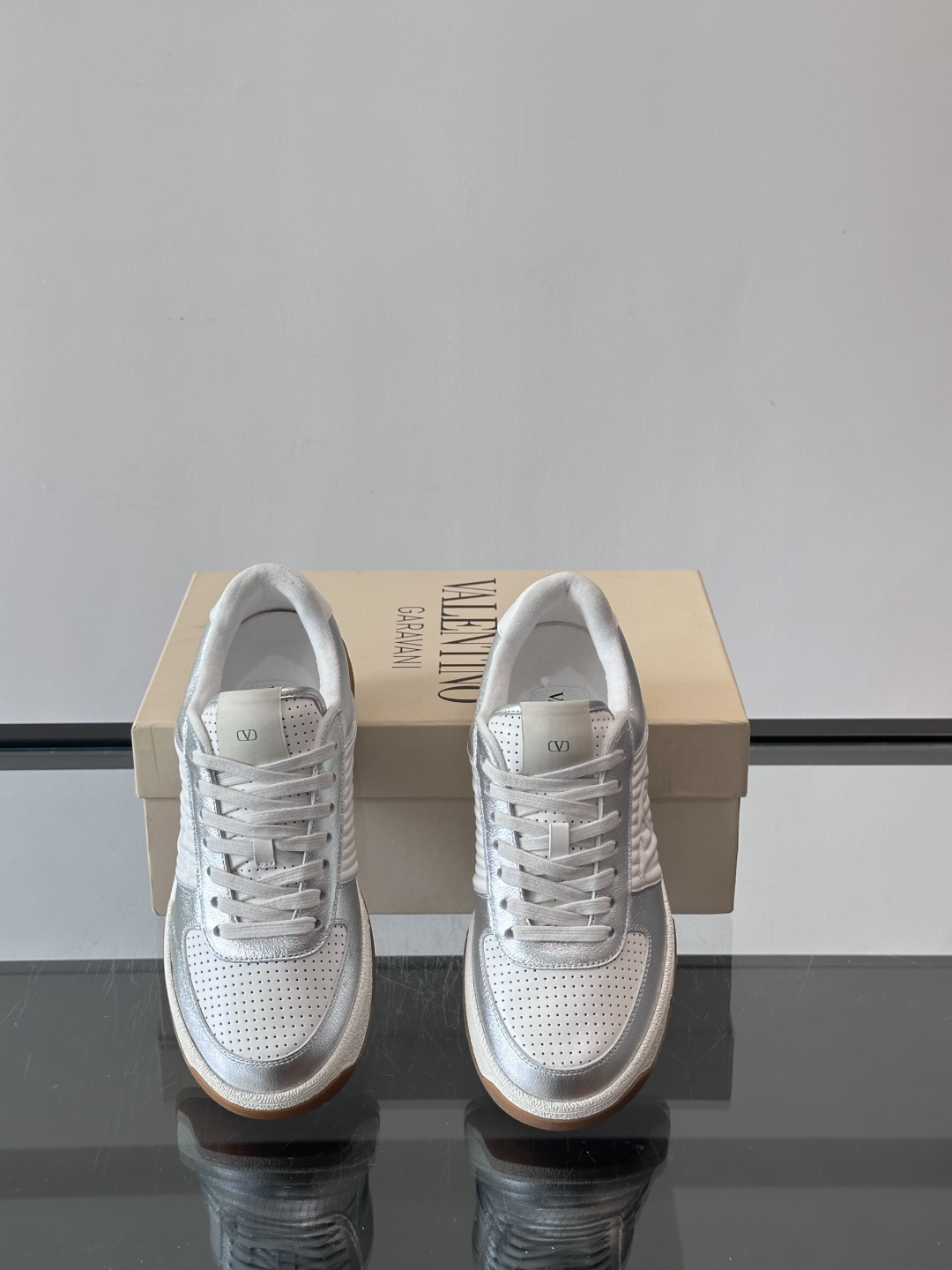 ValentinoFW25新款低帮运动鞋，融合滑板元素，光滑皮革+柔软绒面，质感超丰富！金色&白色配色，