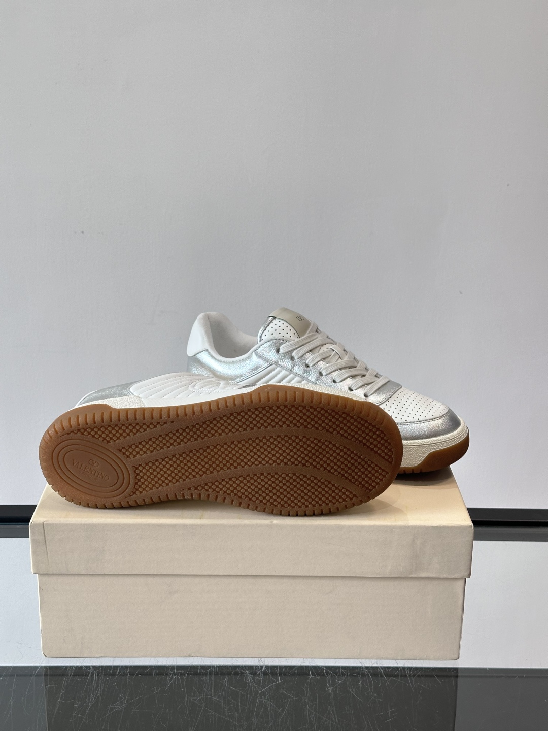 ValentinoFW25新款低帮运动鞋，融合滑板元素，光滑皮革+柔软绒面，质感超丰富！金色&白色配色，