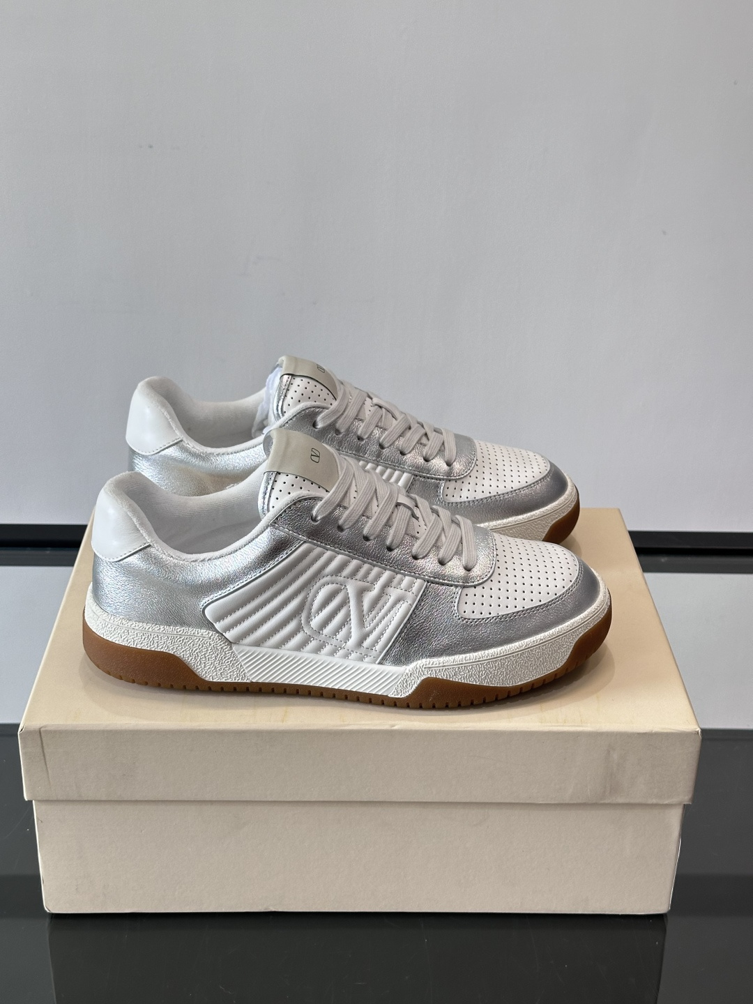 ValentinoFW25新款低帮运动鞋，融合滑板元素，光滑皮革+柔软绒面，质感超丰富！金色&白色配色，