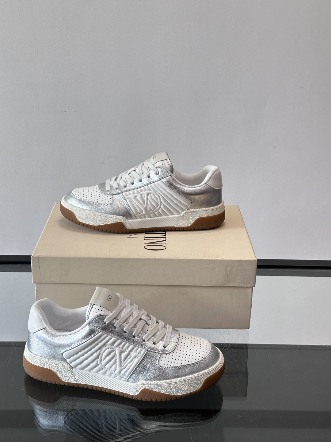 ValentinoFW25新款低帮运动鞋，融合滑板元素，光滑皮革+柔软绒面，质感超丰富！金色&白色配色，