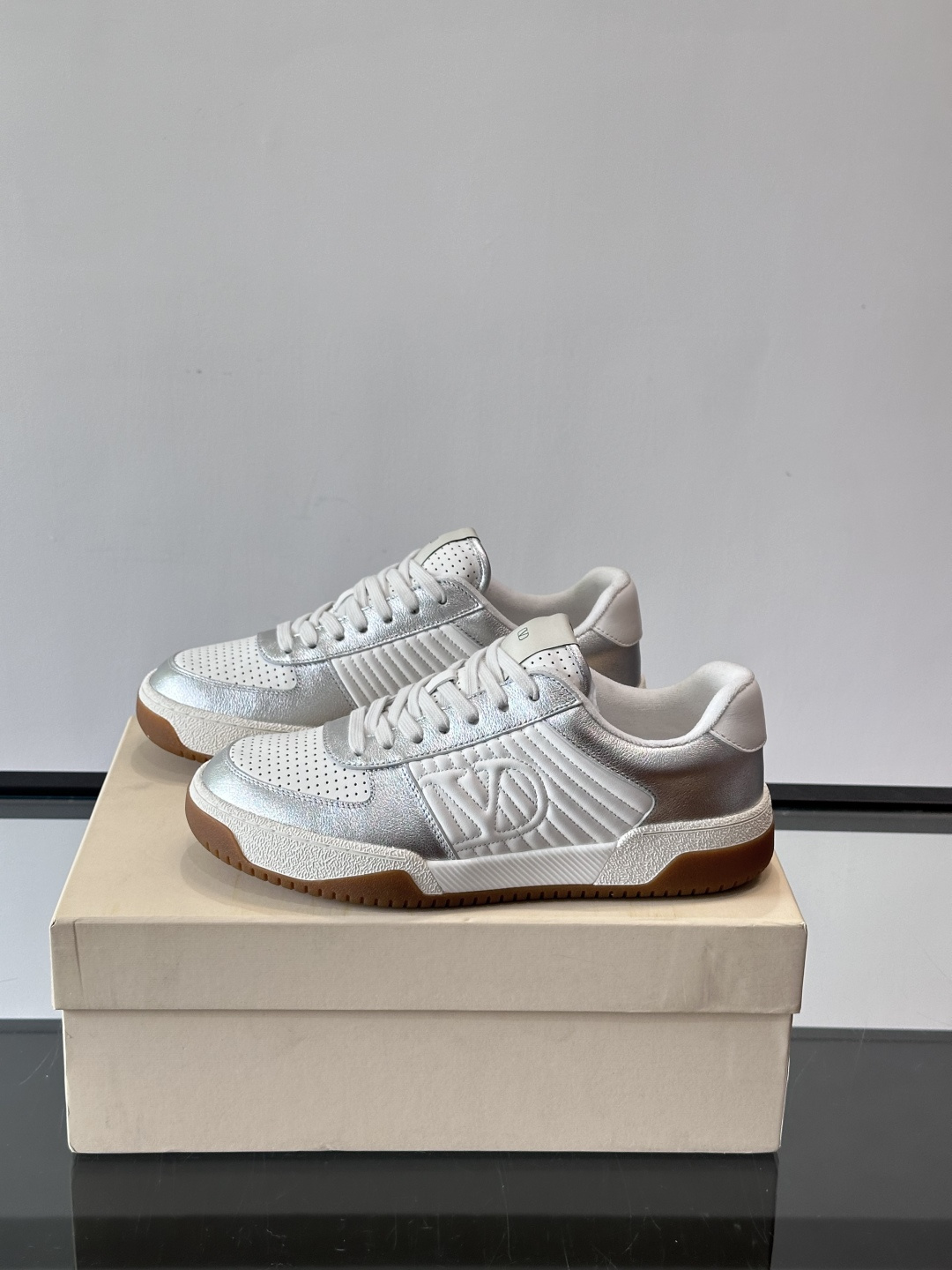 ValentinoFW25新款低帮运动鞋，融合滑板元素，光滑皮革+柔软绒面，质感超丰富！金色&白色配色，