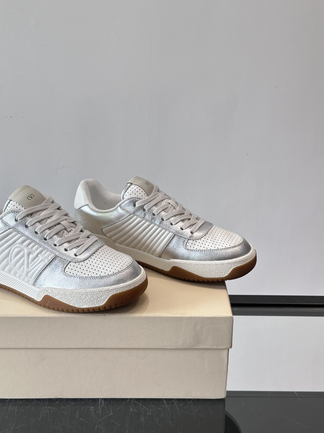 ValentinoFW25新款低帮运动鞋，融合滑板元素，光滑皮革+柔软绒面，质感超丰富！金色&白色配色，