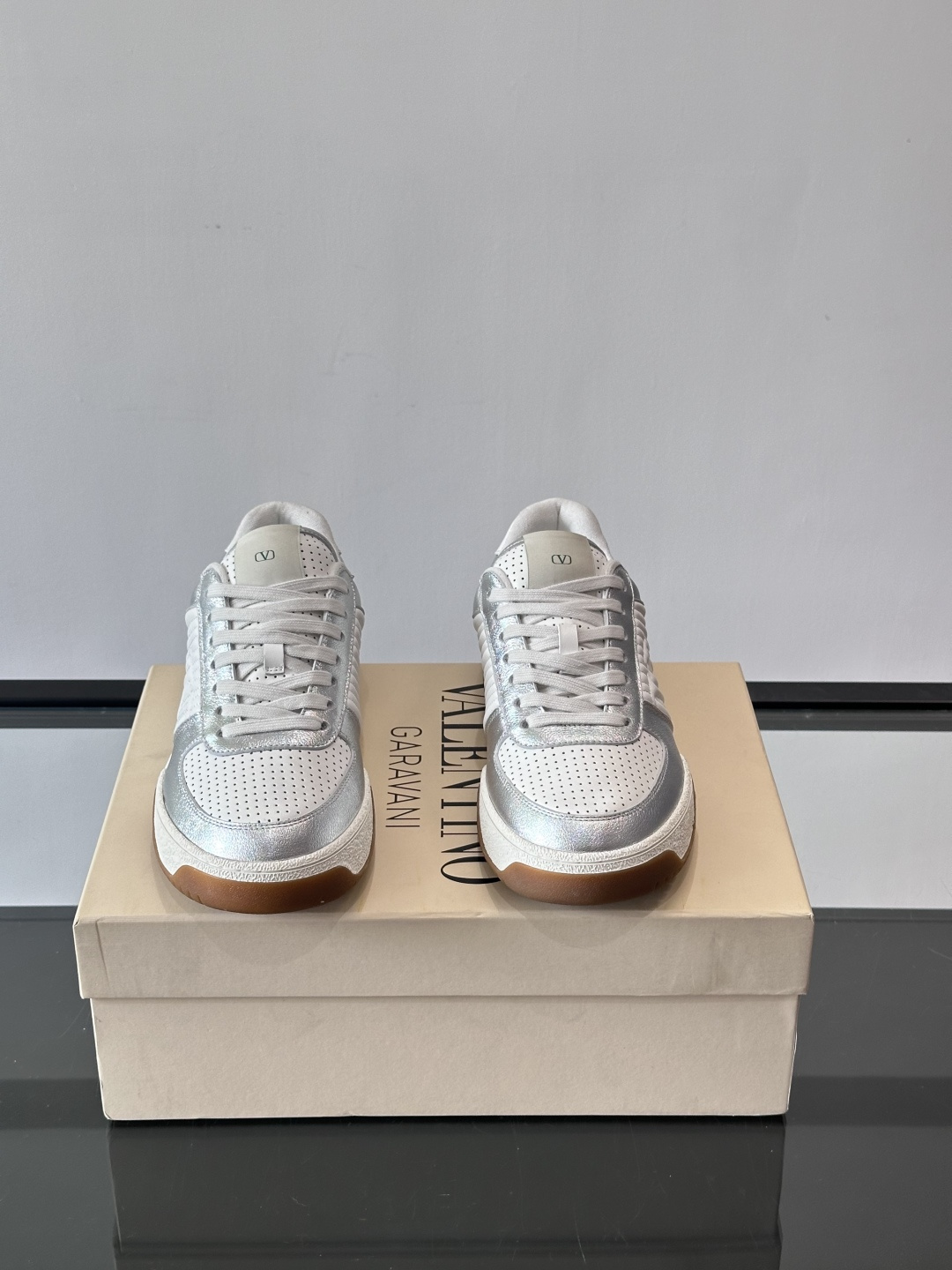 ValentinoFW25新款低帮运动鞋，融合滑板元素，光滑皮革+柔软绒面，质感超丰富！金色&白色配色，