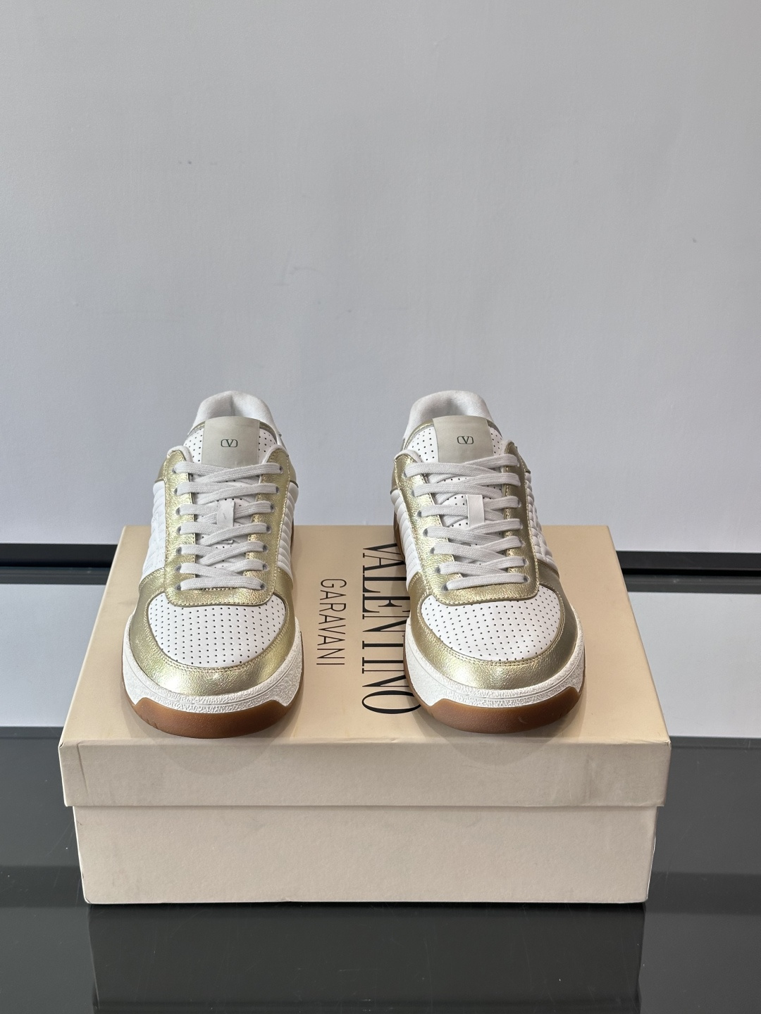ValentinoFW25新款低帮运动鞋，融合滑板元素，光滑皮革+柔软绒面，质感超丰富！金色&白色配色，