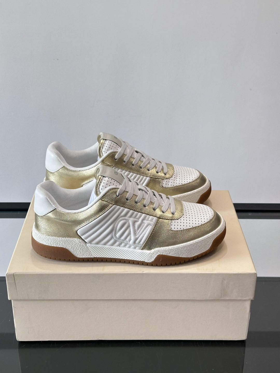 ValentinoFW25新款低帮运动鞋，融合滑板元素，光滑皮革+柔软绒面，质感超丰富！金色&白色配色，