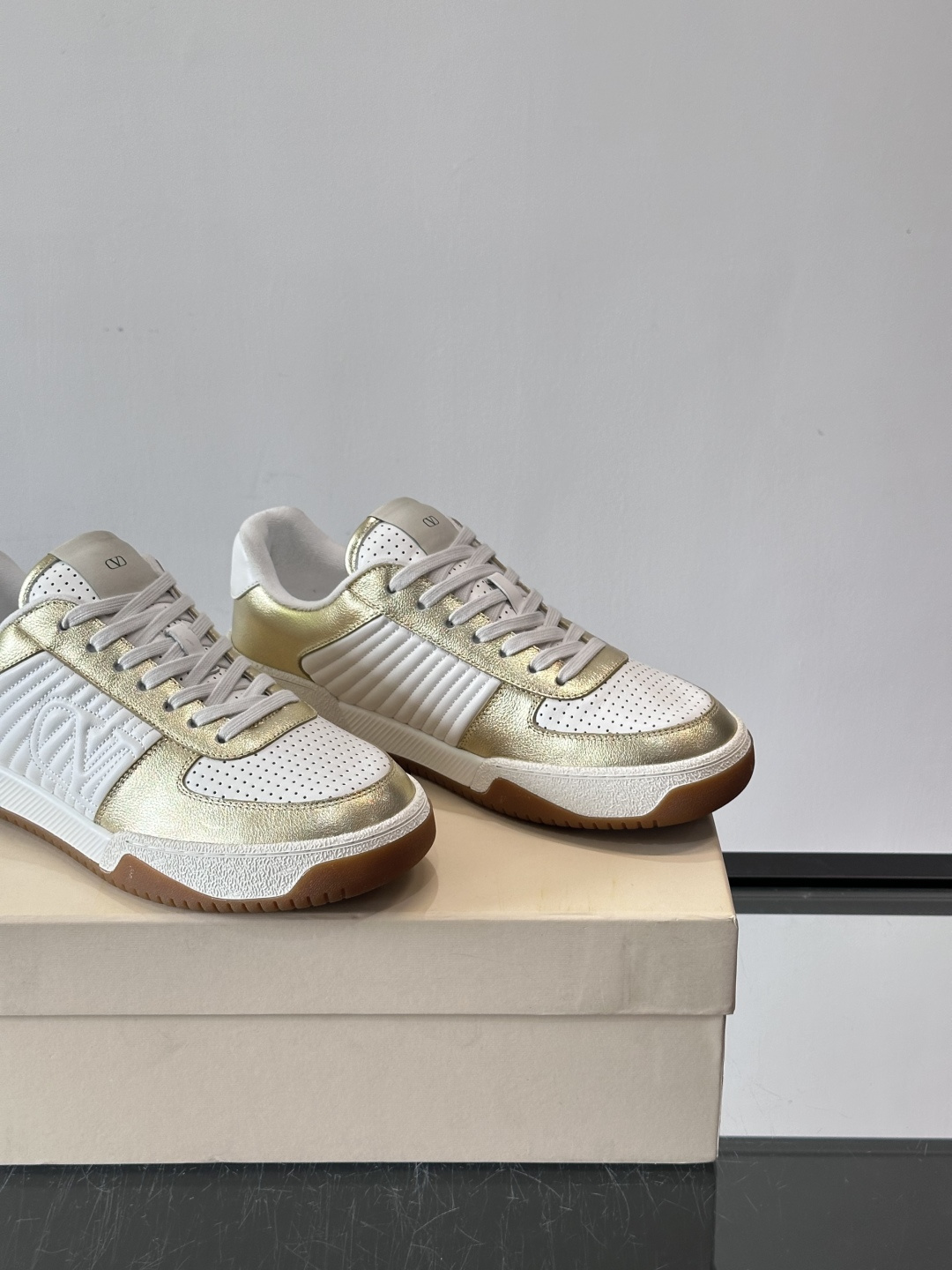 ValentinoFW25新款低帮运动鞋，融合滑板元素，光滑皮革+柔软绒面，质感超丰富！金色&白色配色，