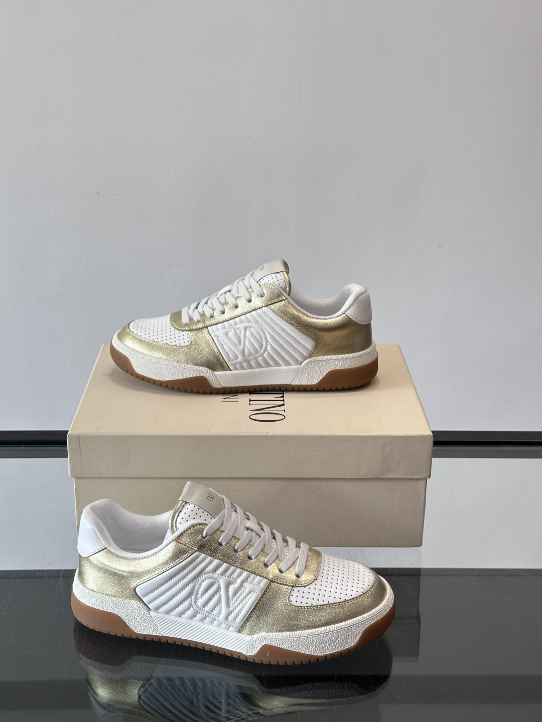 ValentinoFW25新款低帮运动鞋，融合滑板元素，光滑皮革+柔软绒面，质感超丰富！金色&白色配色，