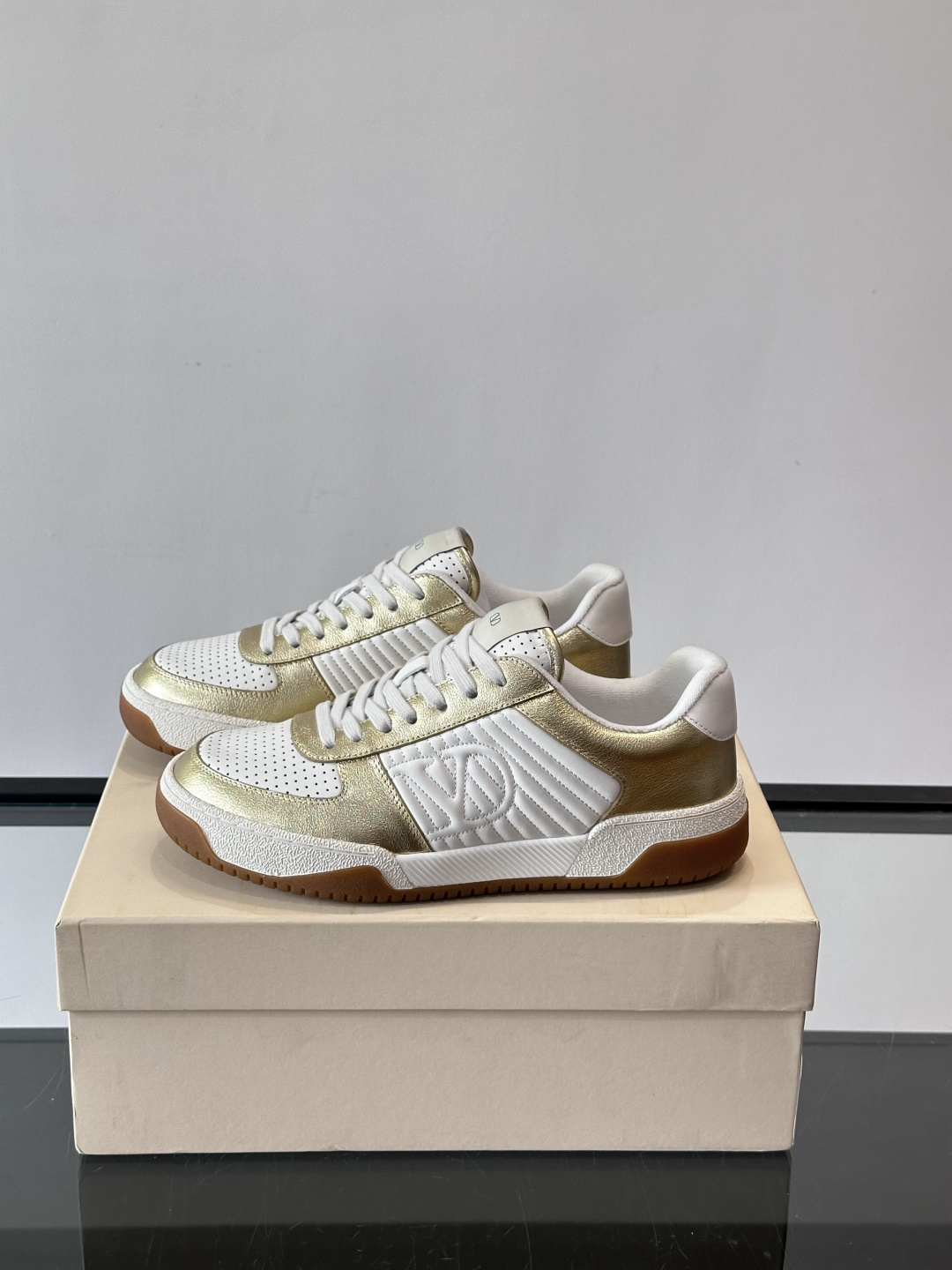 ValentinoFW25新款低帮运动鞋，融合滑板元素，光滑皮革+柔软绒面，质感超丰富！金色&白色配色，