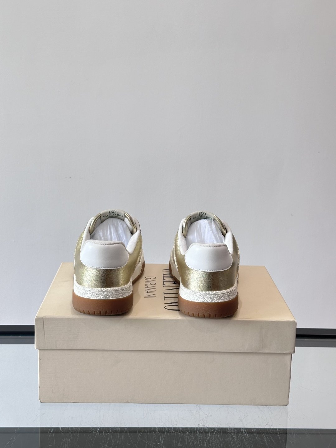 ValentinoFW25新款低帮运动鞋，融合滑板元素，光滑皮革+柔软绒面，质感超丰富！金色&白色配色，