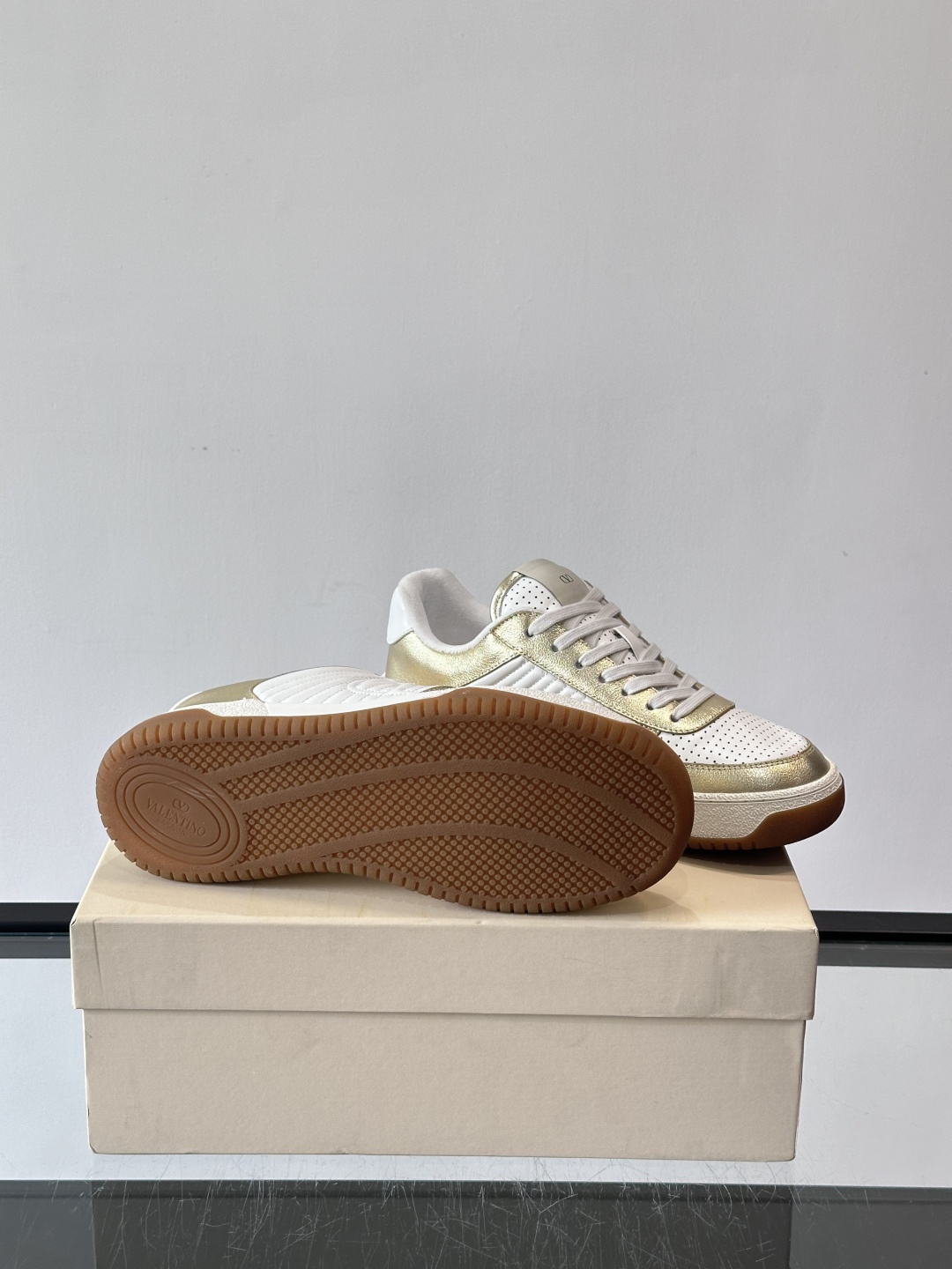 ValentinoFW25新款低帮运动鞋，融合滑板元素，光滑皮革+柔软绒面，质感超丰富！金色&白色配色，