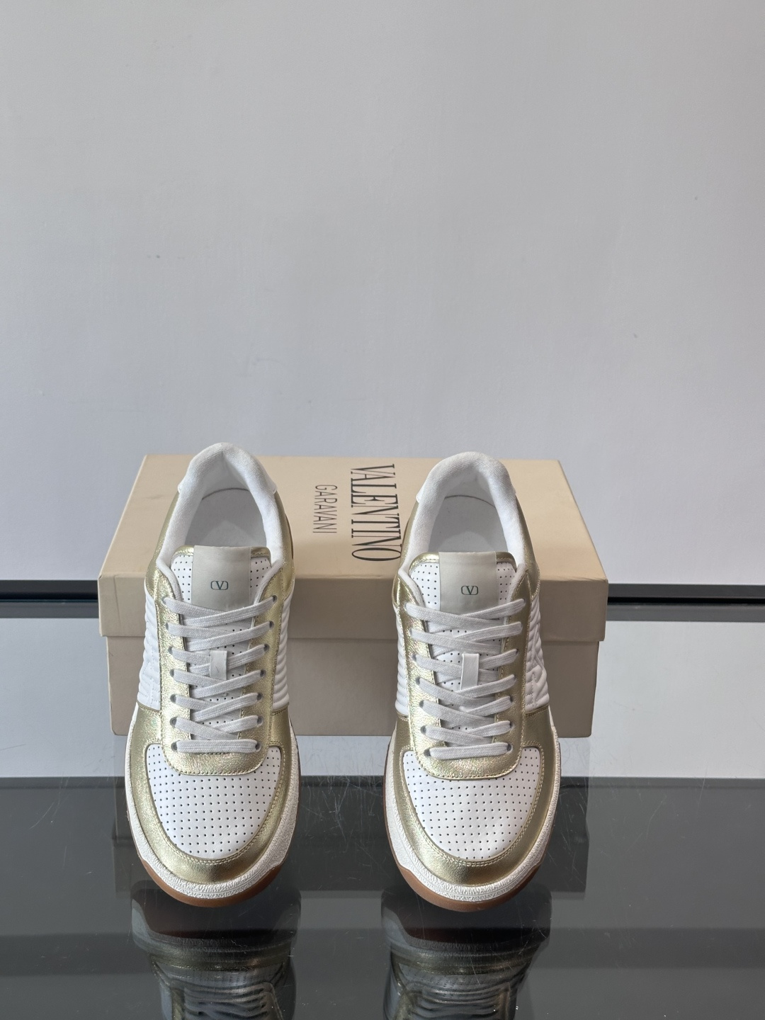 ValentinoFW25新款低帮运动鞋，融合滑板元素，光滑皮革+柔软绒面，质感超丰富！金色&白色配色，