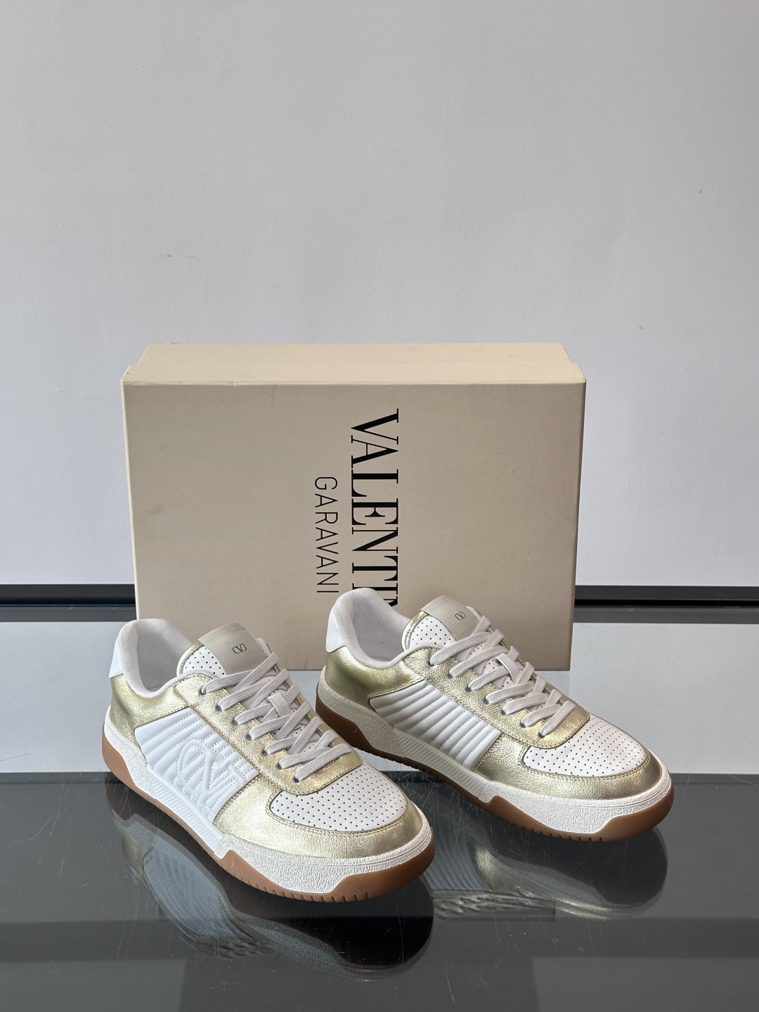 ValentinoFW25新款低帮运动鞋，融合滑板元素，光滑皮革+柔软绒面，质感超丰富！金色&白色配色，