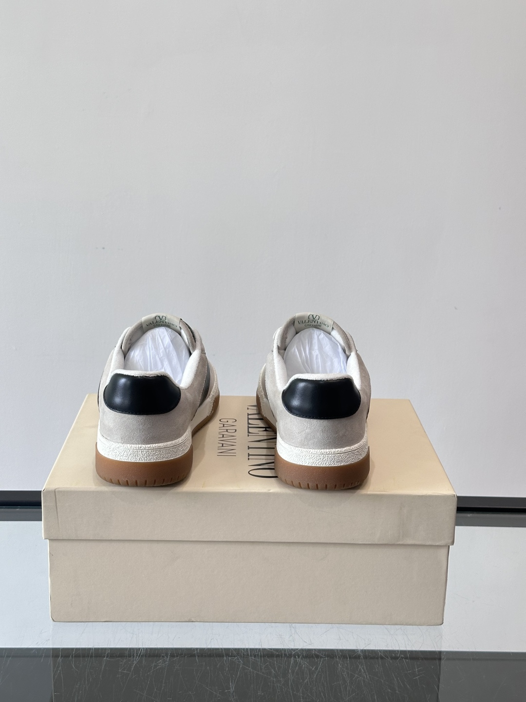 ValentinoFW25新款低帮运动鞋，融合滑板元素，光滑皮革+柔软绒面，质感超丰富！金色&白色配色，