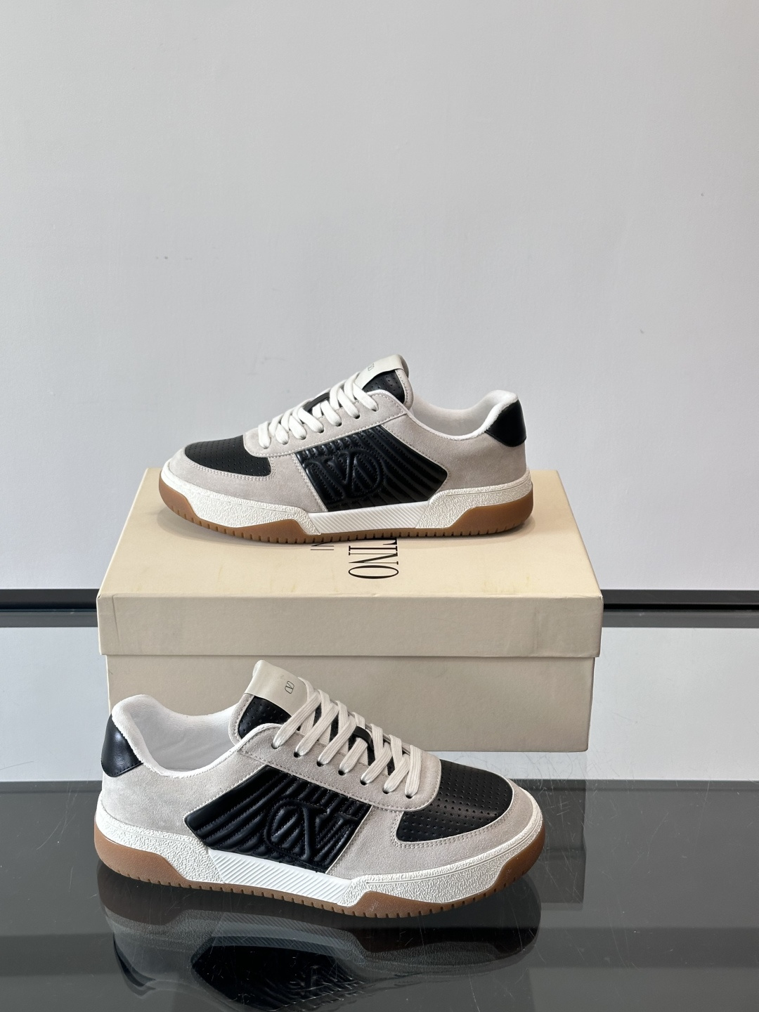 ValentinoFW25新款低帮运动鞋，融合滑板元素，光滑皮革+柔软绒面，质感超丰富！金色&白色配色，