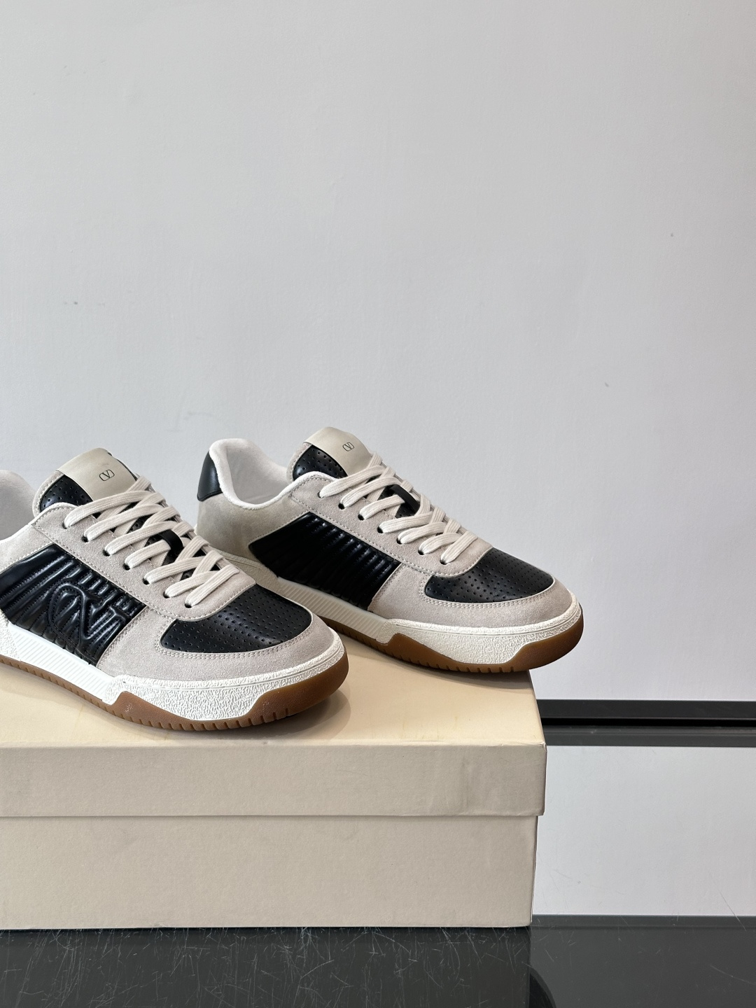 ValentinoFW25新款低帮运动鞋，融合滑板元素，光滑皮革+柔软绒面，质感超丰富！金色&白色配色，