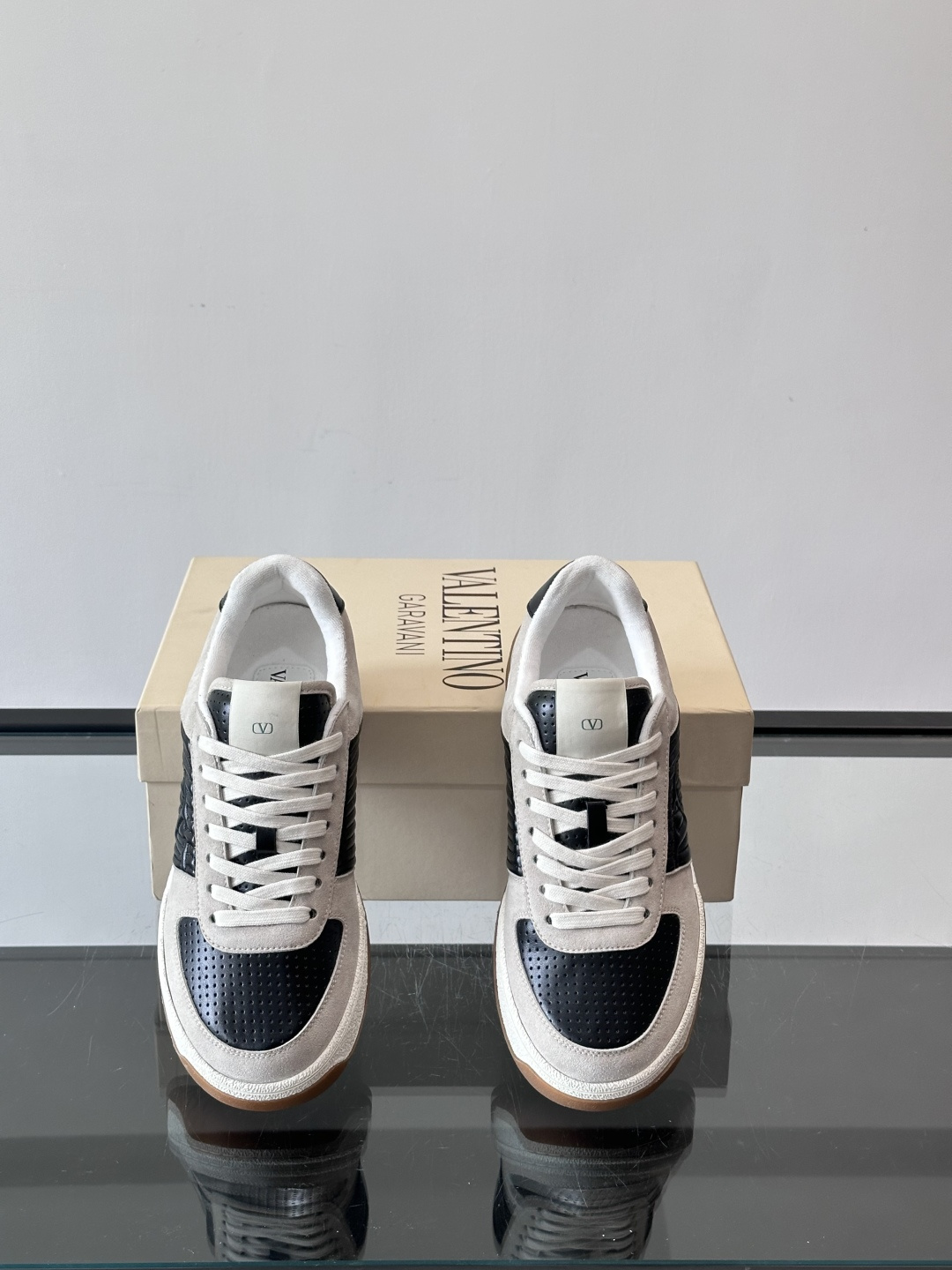 ValentinoFW25新款低帮运动鞋，融合滑板元素，光滑皮革+柔软绒面，质感超丰富！金色&白色配色，