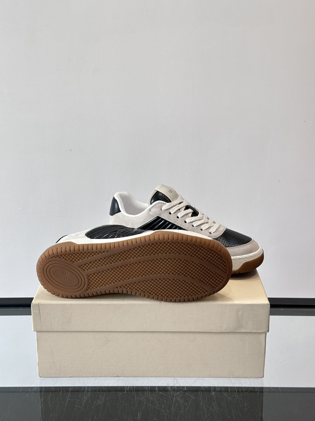 ValentinoFW25新款低帮运动鞋，融合滑板元素，光滑皮革+柔软绒面，质感超丰富！金色&白色配色，