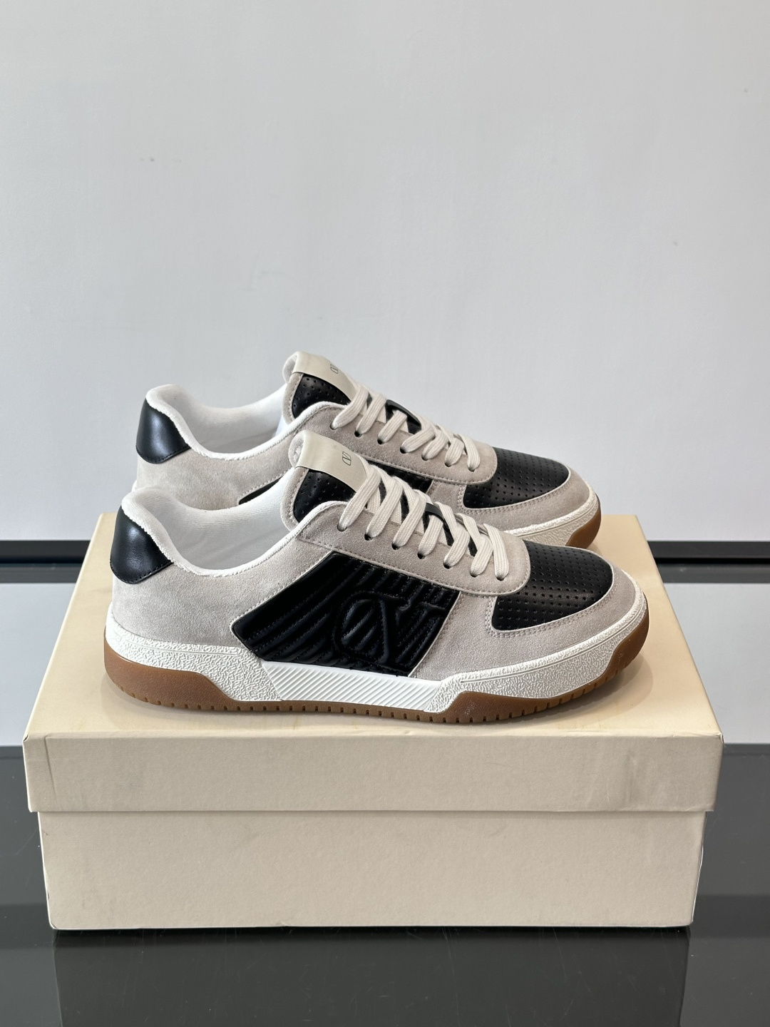 ValentinoFW25新款低帮运动鞋，融合滑板元素，光滑皮革+柔软绒面，质感超丰富！金色&白色配色，