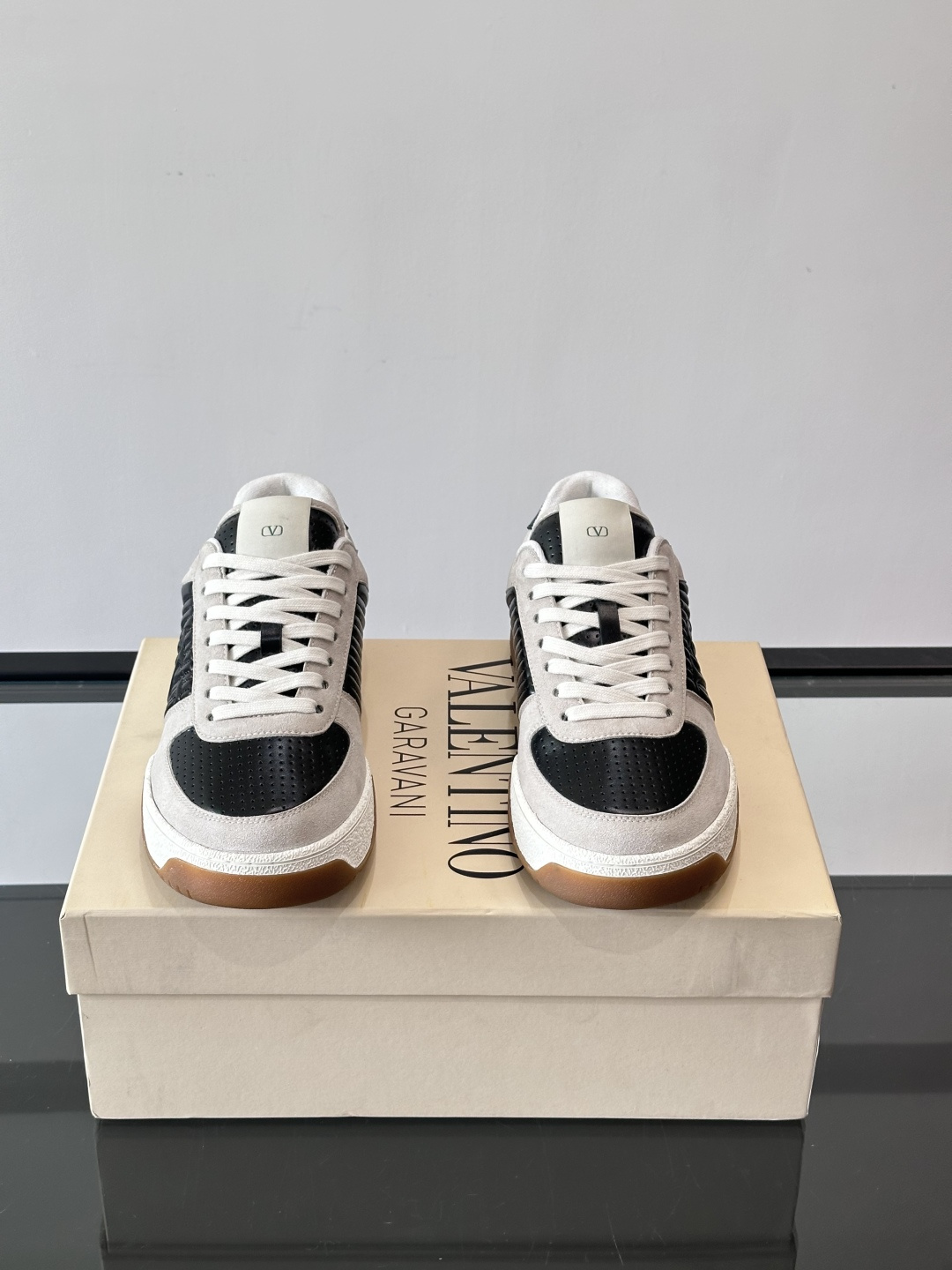 ValentinoFW25新款低帮运动鞋，融合滑板元素，光滑皮革+柔软绒面，质感超丰富！金色&白色配色，