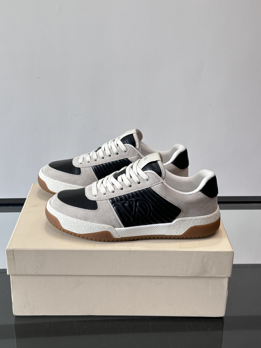 ValentinoFW25新款低帮运动鞋，融合滑板元素，光滑皮革+柔软绒面，质感超丰富！金色&白色配色，