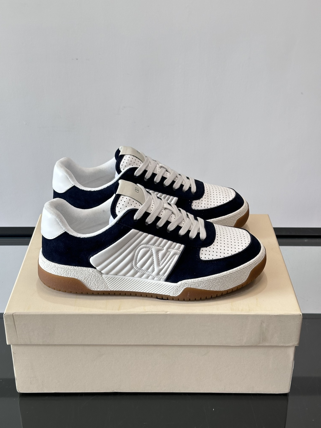 ValentinoFW25新款低帮运动鞋，融合滑板元素，光滑皮革+柔软绒面，质感超丰富！金色&白色配色，