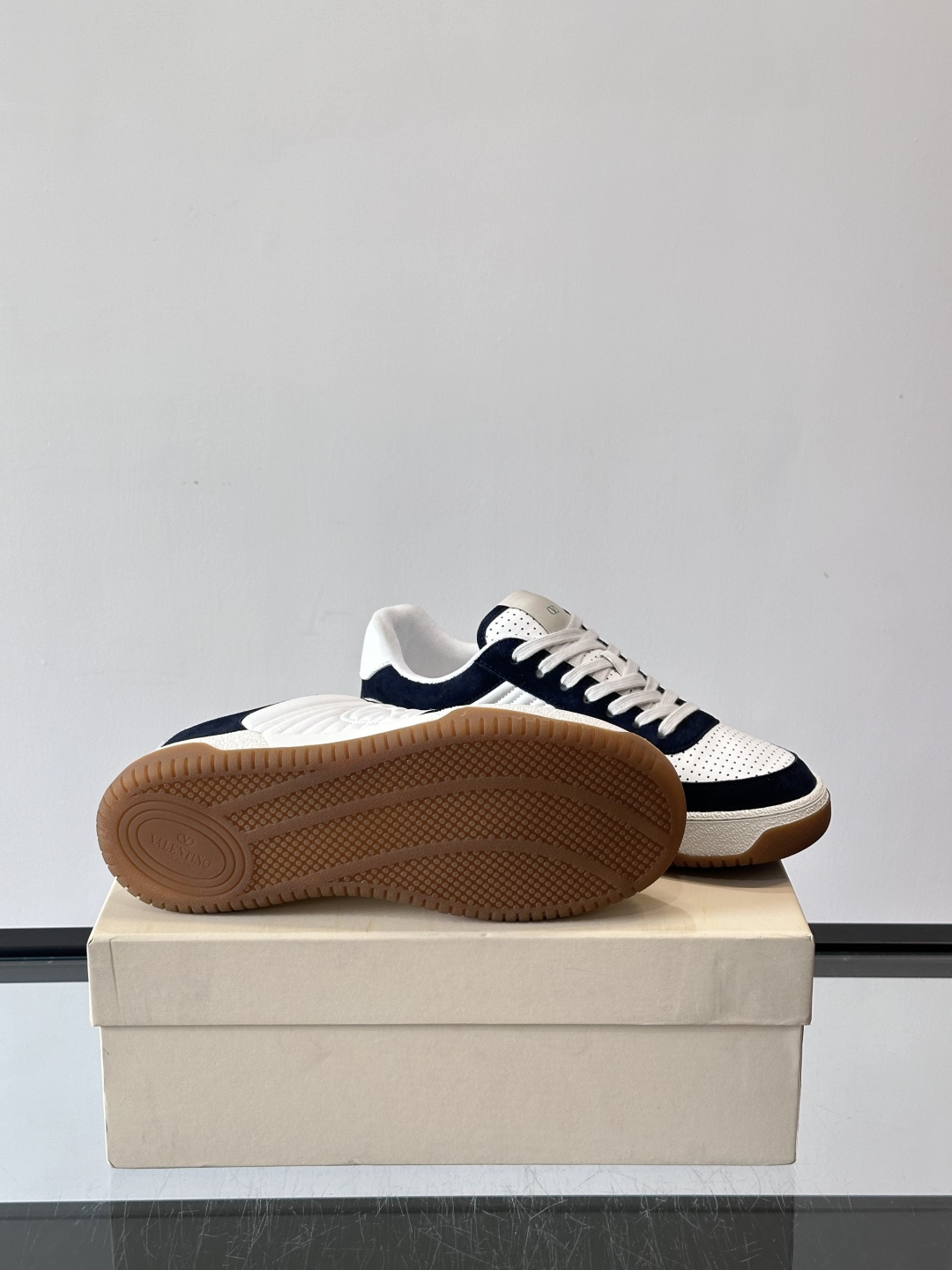 ValentinoFW25新款低帮运动鞋，融合滑板元素，光滑皮革+柔软绒面，质感超丰富！金色&白色配色，