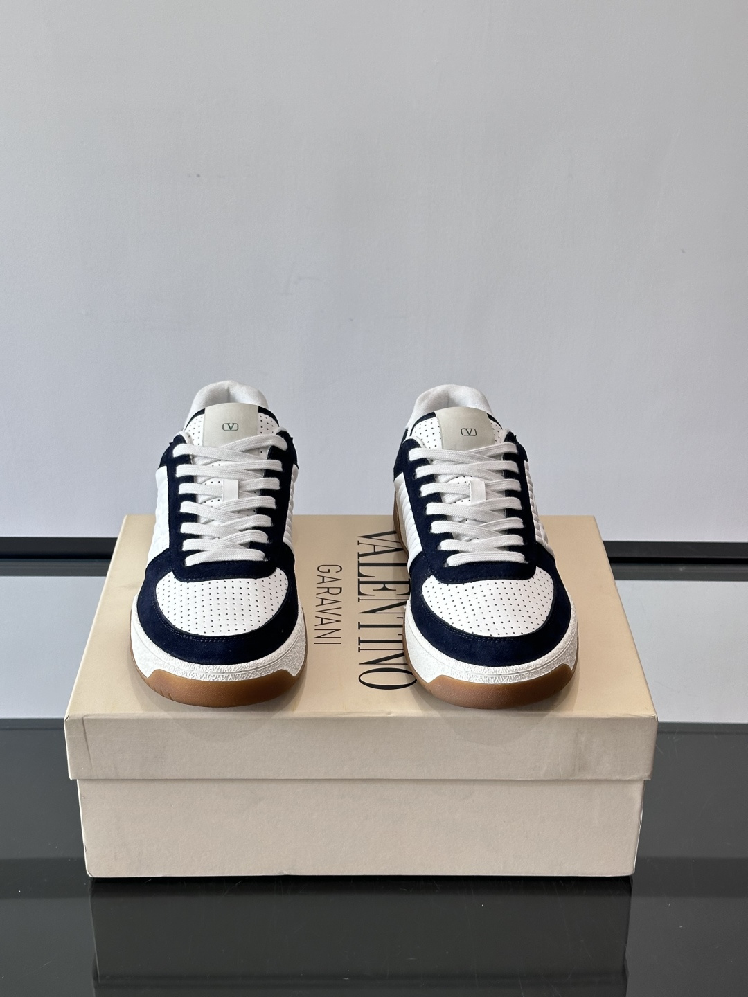 ValentinoFW25新款低帮运动鞋，融合滑板元素，光滑皮革+柔软绒面，质感超丰富！金色&白色配色，