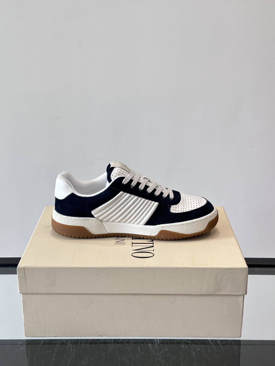 ValentinoFW25新款低帮运动鞋，融合滑板元素，光滑皮革+柔软绒面，质感超丰富！金色&白色配色，