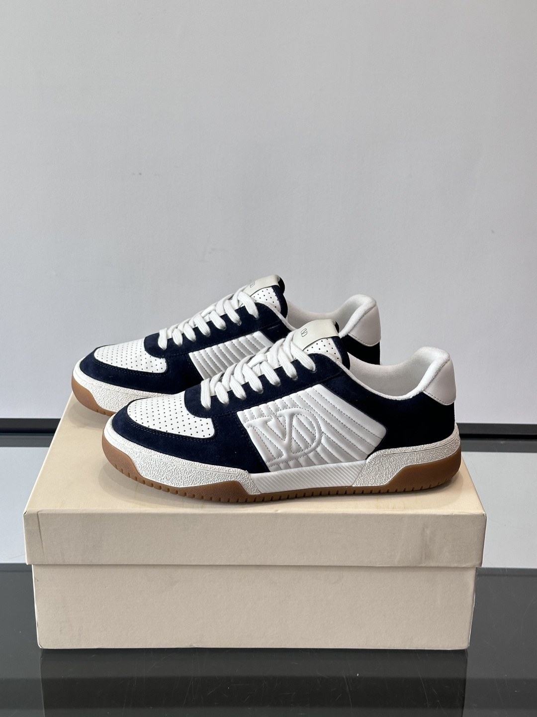 ValentinoFW25新款低帮运动鞋，融合滑板元素，光滑皮革+柔软绒面，质感超丰富！金色&白色配色，