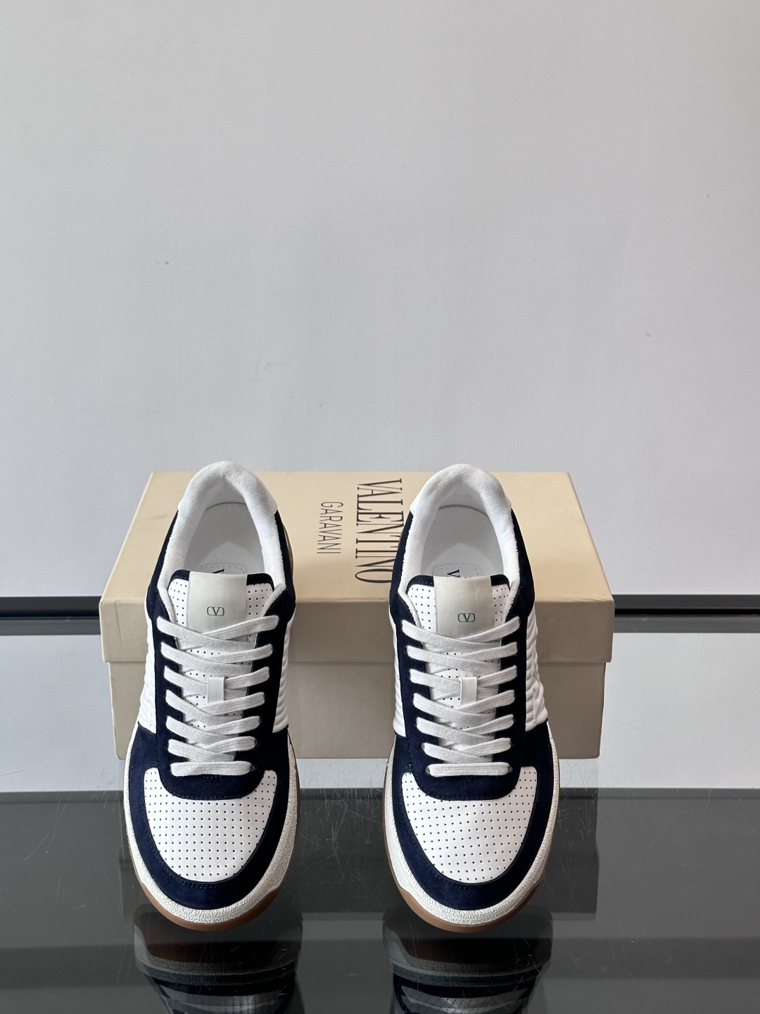 ValentinoFW25新款低帮运动鞋，融合滑板元素，光滑皮革+柔软绒面，质感超丰富！金色&白色配色，