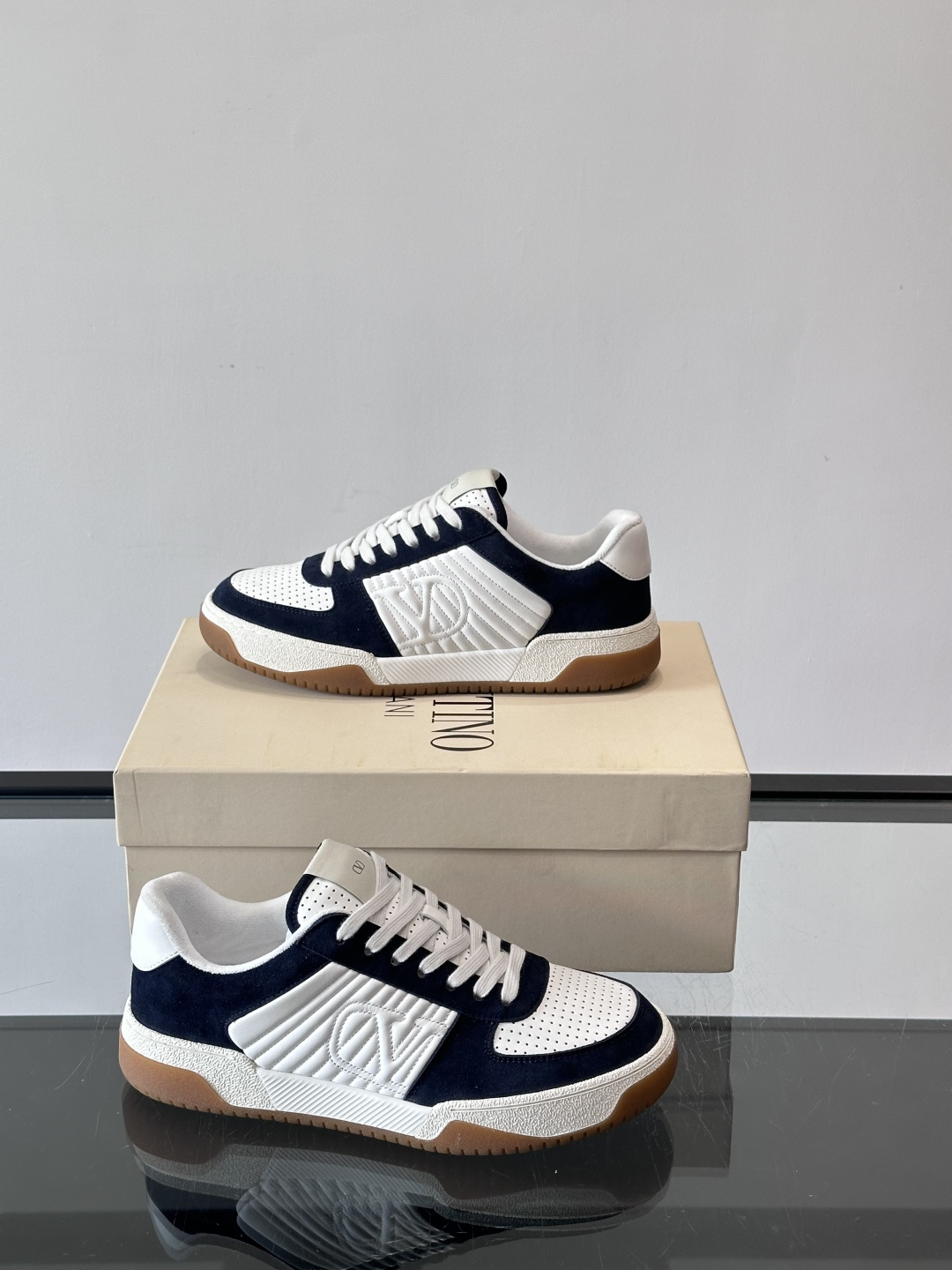 ValentinoFW25新款低帮运动鞋，融合滑板元素，光滑皮革+柔软绒面，质感超丰富！金色&白色配色，