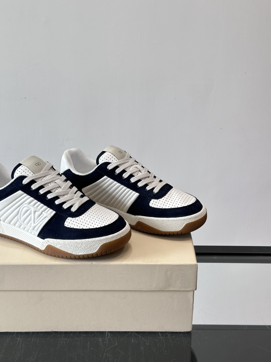 ValentinoFW25新款低帮运动鞋，融合滑板元素，光滑皮革+柔软绒面，质感超丰富！金色&白色配色，