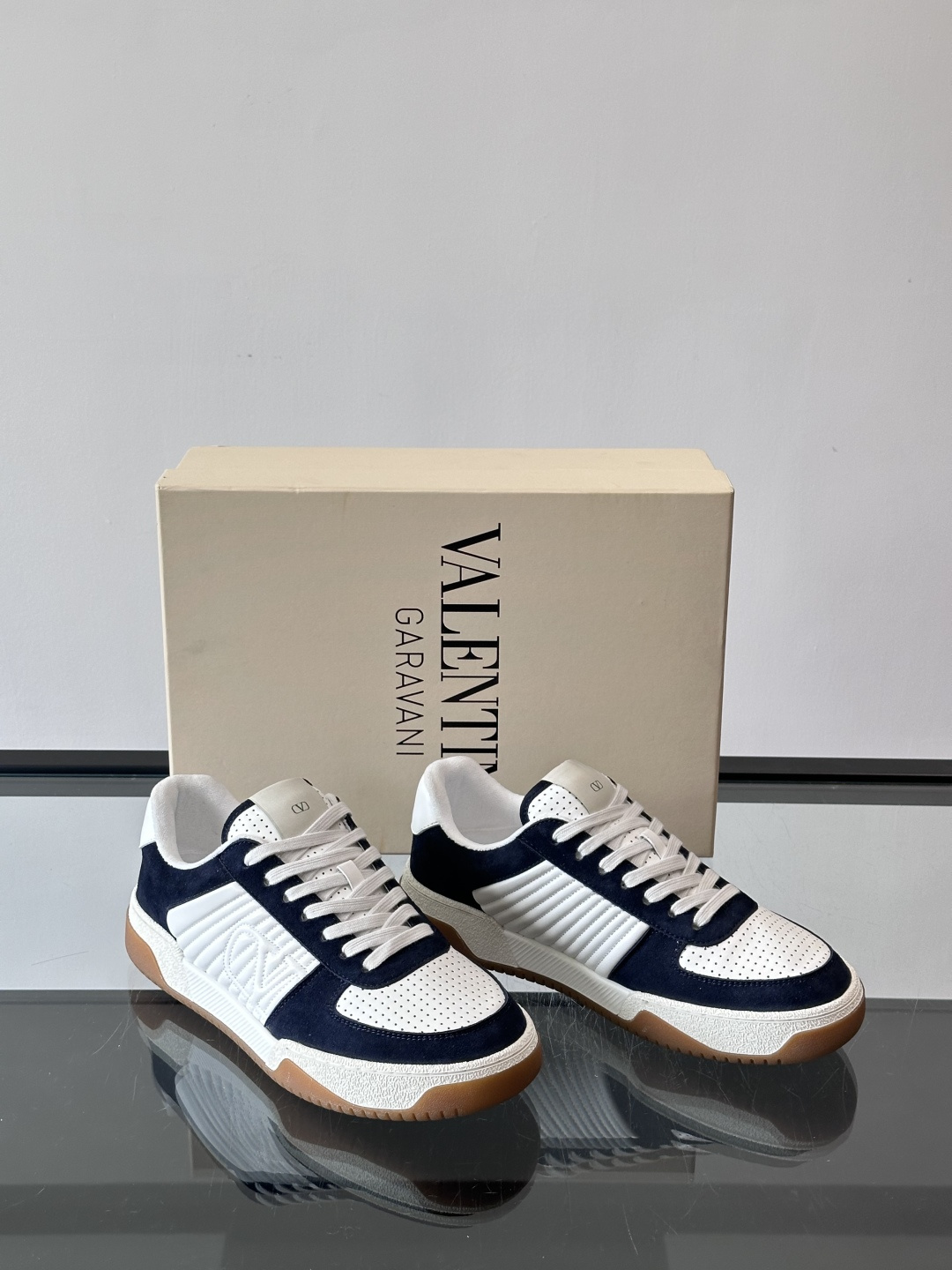 ValentinoFW25新款低帮运动鞋，融合滑板元素，光滑皮革+柔软绒面，质感超丰富！金色&白色配色，