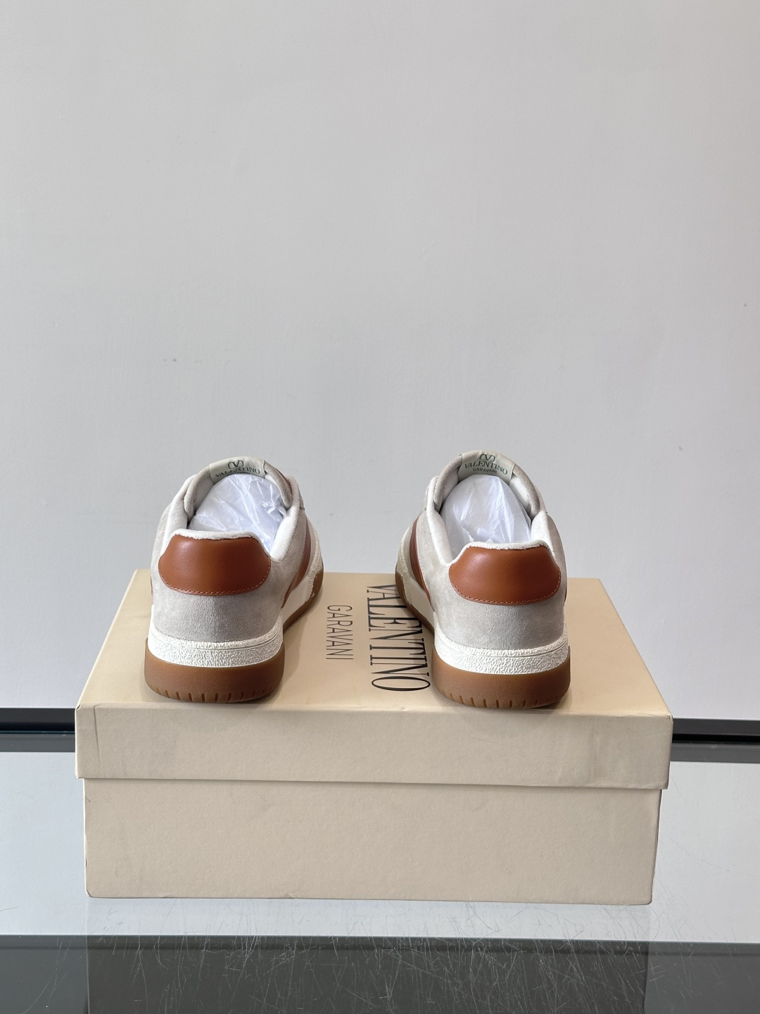 ValentinoFW25新款低帮运动鞋，融合滑板元素，光滑皮革+柔软绒面，质感超丰富！金色&白色配色，