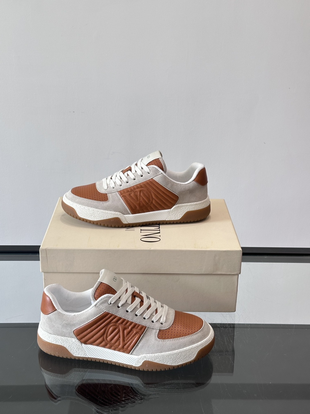 ValentinoFW25新款低帮运动鞋，融合滑板元素，光滑皮革+柔软绒面，质感超丰富！金色&白色配色，