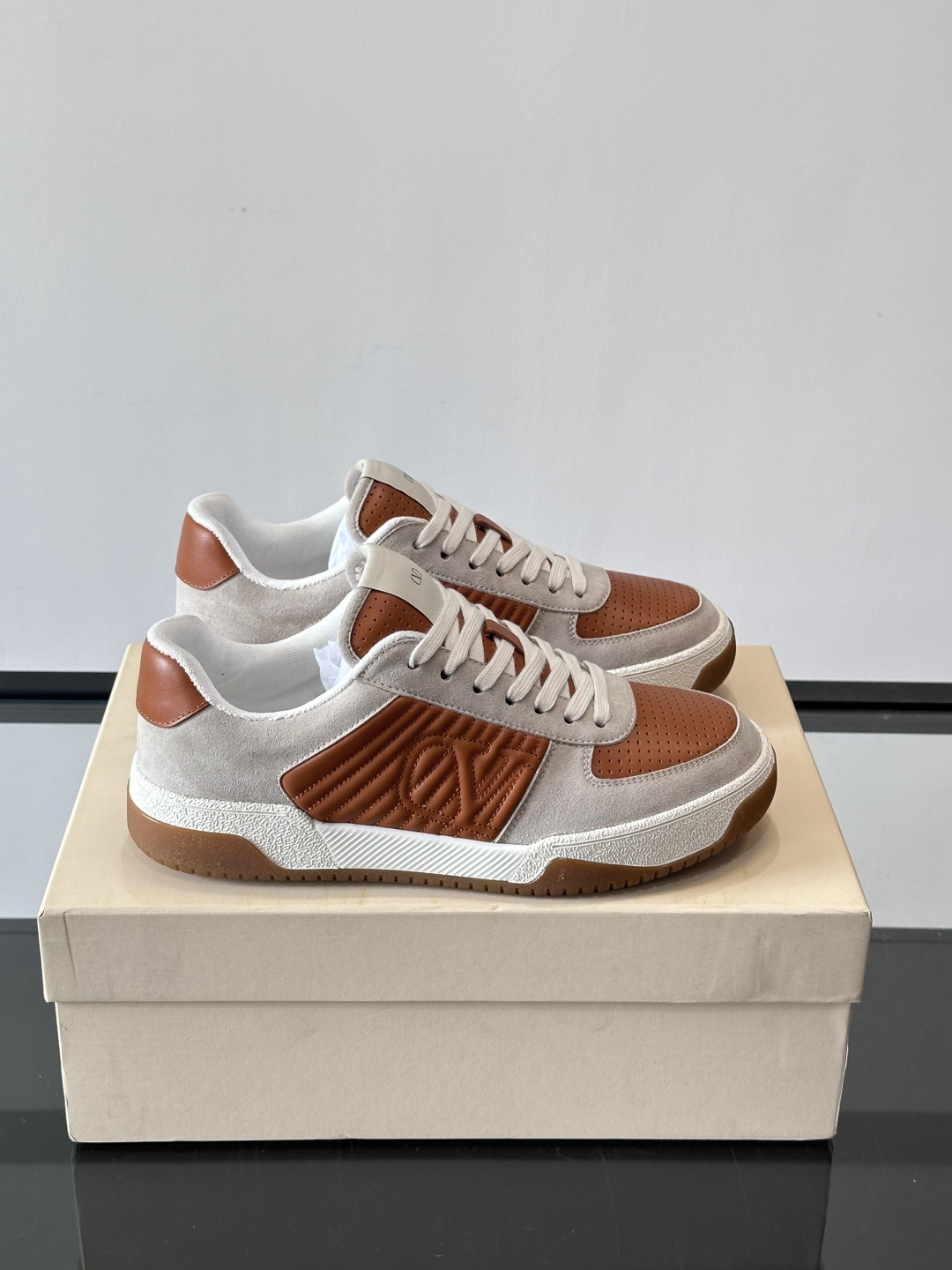 ValentinoFW25新款低帮运动鞋，融合滑板元素，光滑皮革+柔软绒面，质感超丰富！金色&白色配色，