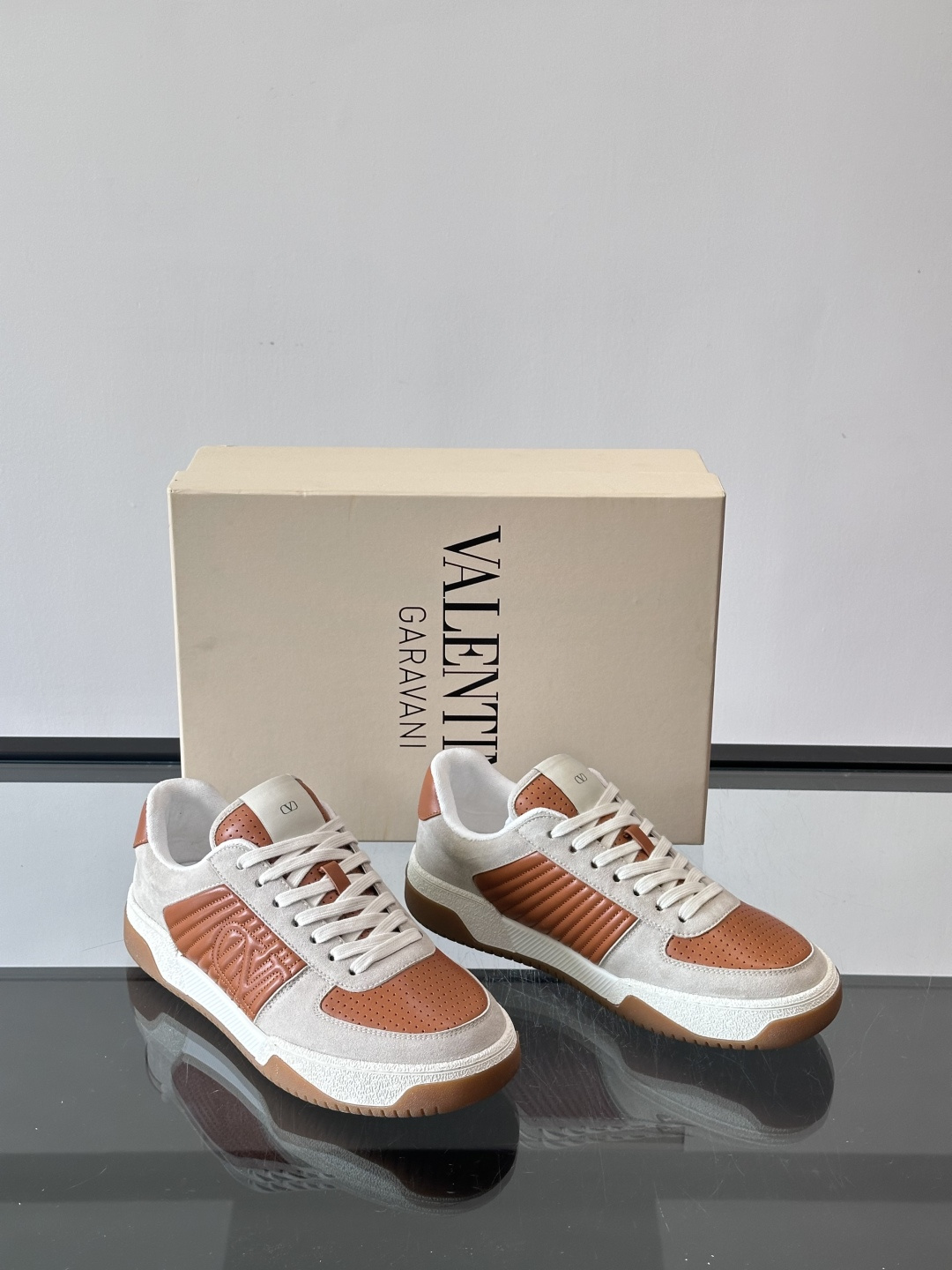 ValentinoFW25新款低帮运动鞋，融合滑板元素，光滑皮革+柔软绒面，质感超丰富！金色&白色配色，