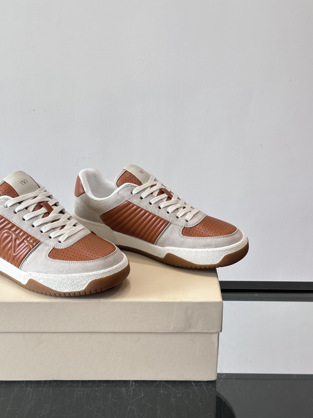 ValentinoFW25新款低帮运动鞋，融合滑板元素，光滑皮革+柔软绒面，质感超丰富！金色&白色配色，