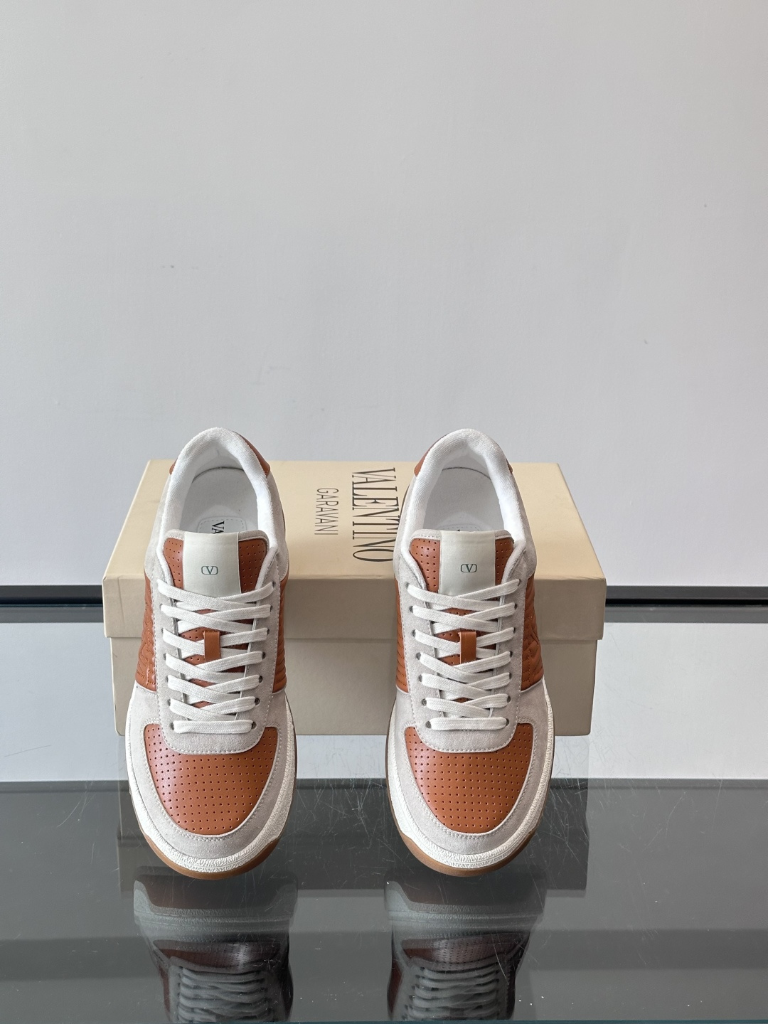 ValentinoFW25新款低帮运动鞋，融合滑板元素，光滑皮革+柔软绒面，质感超丰富！金色&白色配色，