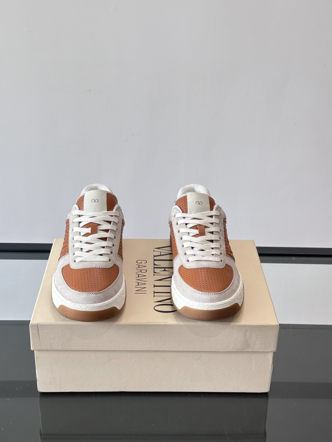 ValentinoFW25新款低帮运动鞋，融合滑板元素，光滑皮革+柔软绒面，质感超丰富！金色&白色配色，