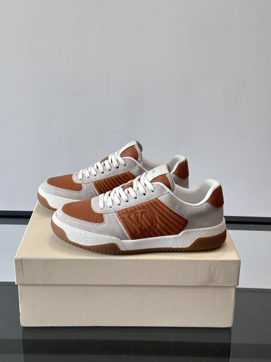 ValentinoFW25新款低帮运动鞋，融合滑板元素，光滑皮革+柔软绒面，质感超丰富！金色&白色配色，