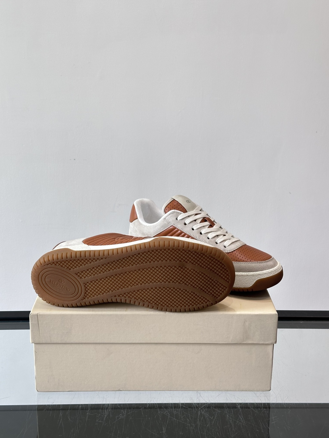 ValentinoFW25新款低帮运动鞋，融合滑板元素，光滑皮革+柔软绒面，质感超丰富！金色&白色配色，