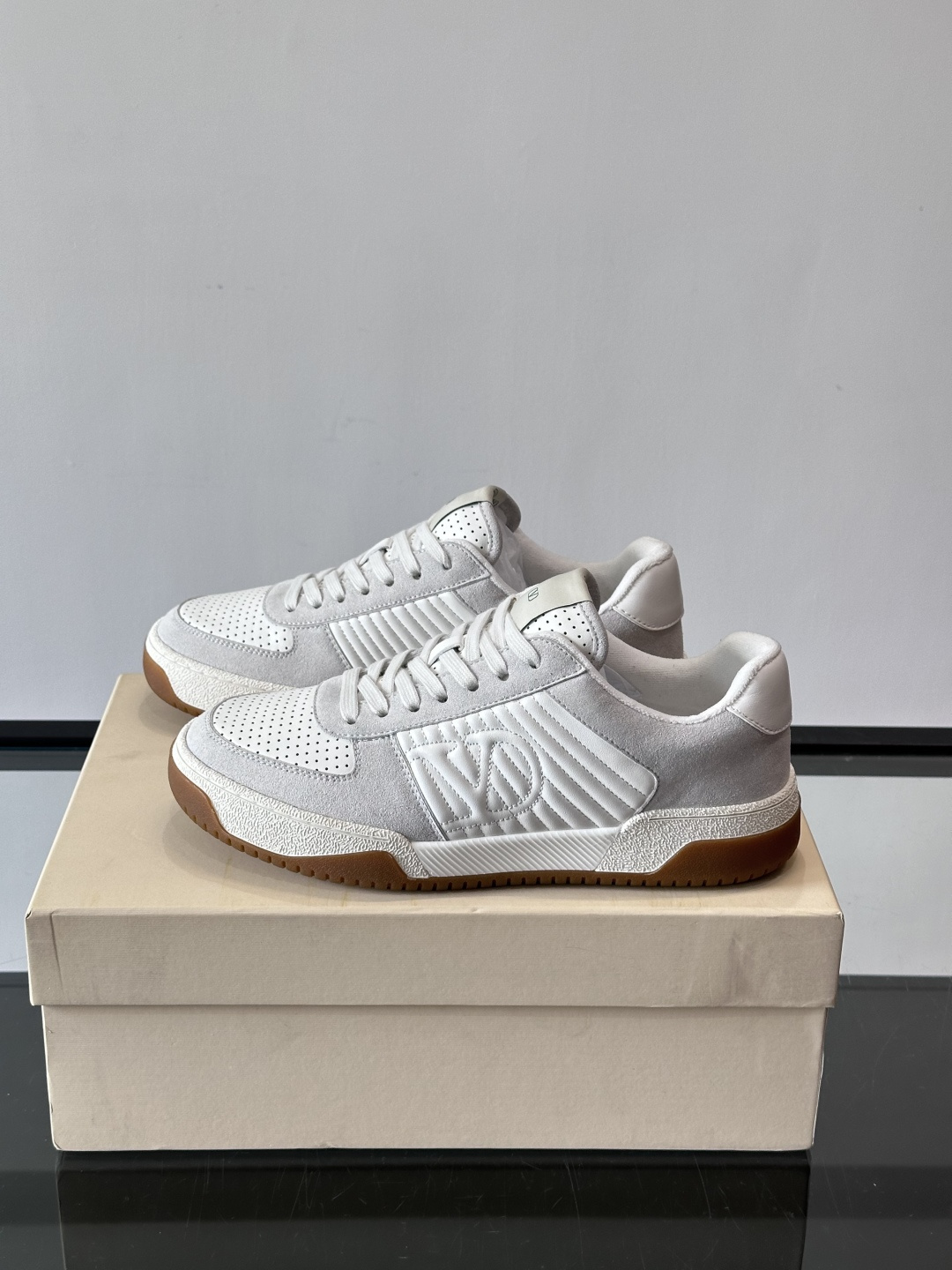 ValentinoFW25新款低帮运动鞋，融合滑板元素，光滑皮革+柔软绒面，质感超丰富！金色&白色配色，