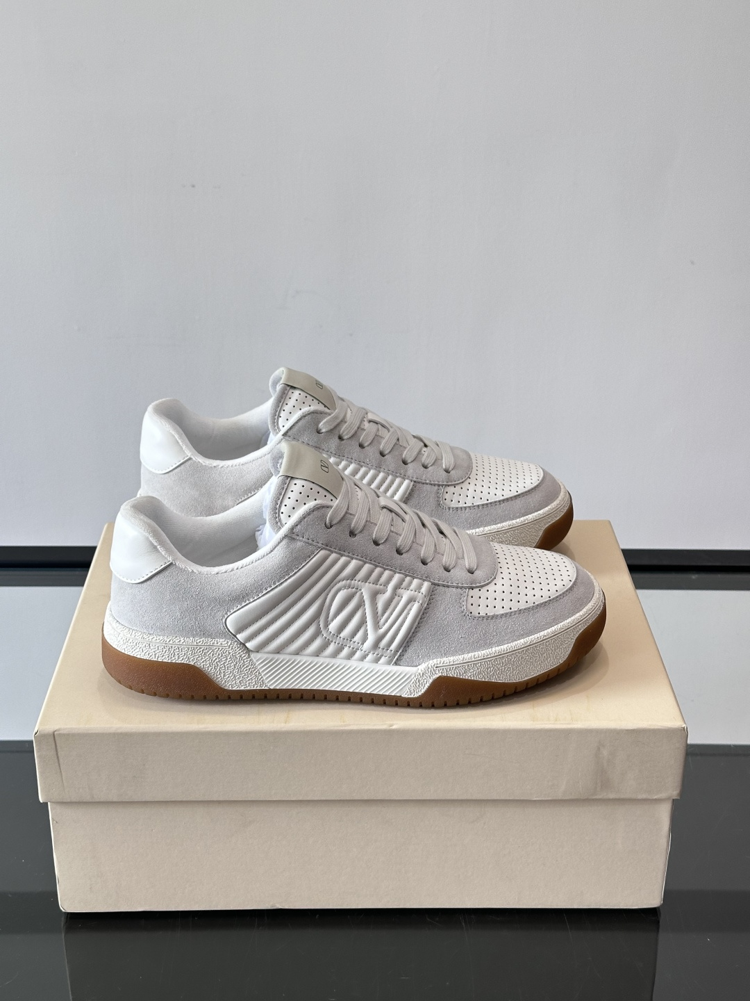 NO:587205,Valentino FW25 new low-top sneakers, integrated with skateboarding elements, smooth leather + soft suede, super rich texture!  Gold & white color matching, paired with two-color shoelaces, versatile and layered. The rubber sole has strong grip and is comfortable to wear, suitable for daily leisure or light sports. The Valentino logo on the side of the shoe is very recognizable, fashionable and practical, a popular model for anniversary events, and a must-have for young people!  , size39-44 (customized at 38.45), Valentino casual shoes, valentino, valentino, sneakers19860909ValentinoFW25新款低帮运动鞋,融合滑板元素,光滑皮革+柔软绒面,质感超丰富！金色&白色配色,搭配双色鞋带,百搭又有层次感气.橡胶鞋底抓地力强,穿着舒适,日常休闲或轻运动都OK.鞋侧Valentino标志超有辨识度,时尚实用,周年庆活动人气款,年轻人必入！ ,size39-44（38.45定做）,华伦天奴休闲鞋,valentino,valentino,sneakers,Men's shoes