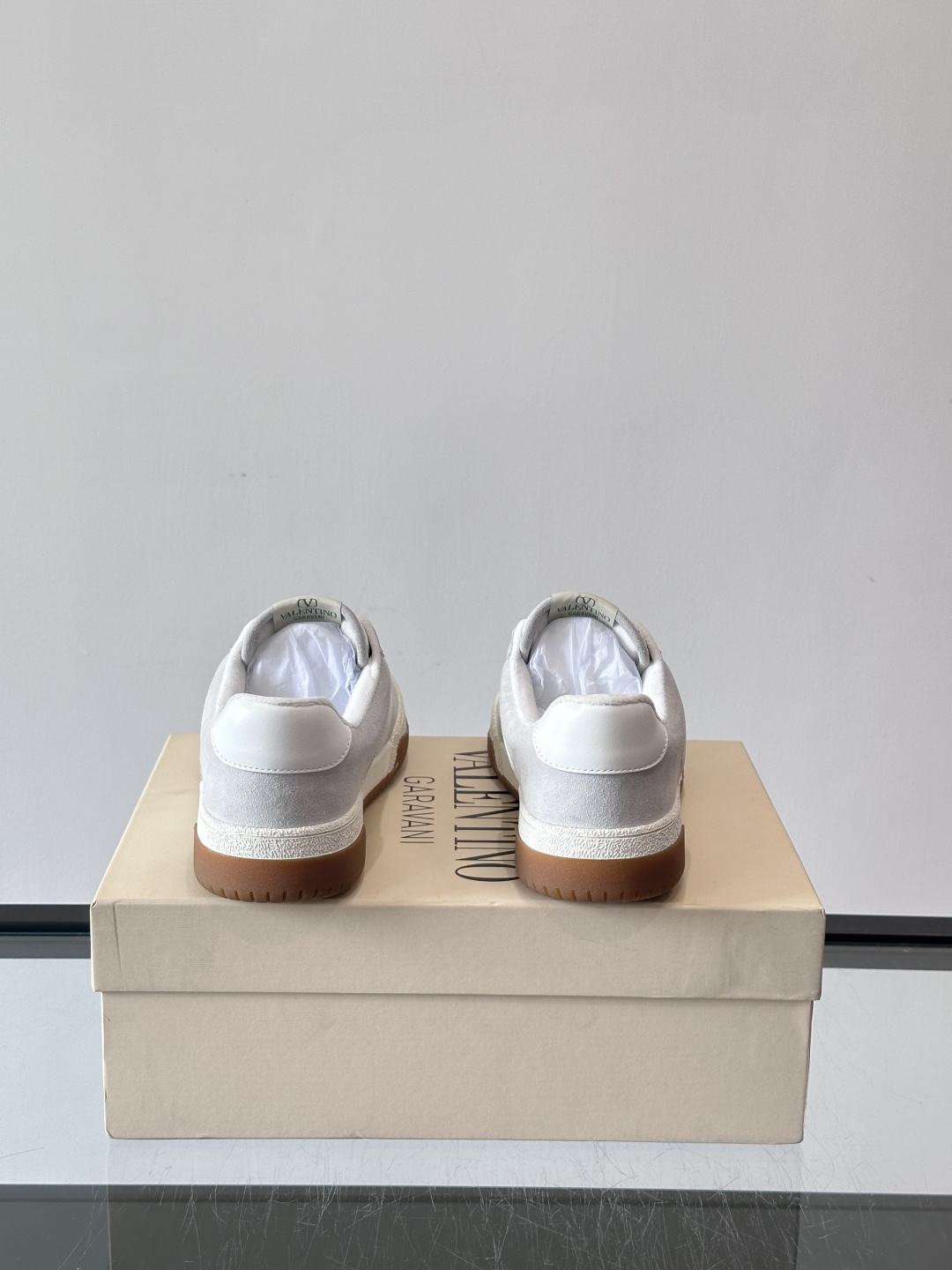 ValentinoFW25新款低帮运动鞋，融合滑板元素，光滑皮革+柔软绒面，质感超丰富！金色&白色配色，
