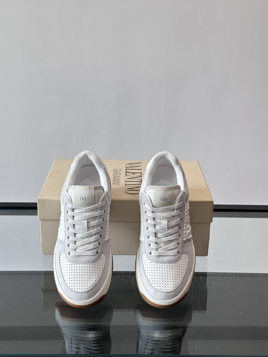 ValentinoFW25新款低帮运动鞋，融合滑板元素，光滑皮革+柔软绒面，质感超丰富！金色&白色配色，